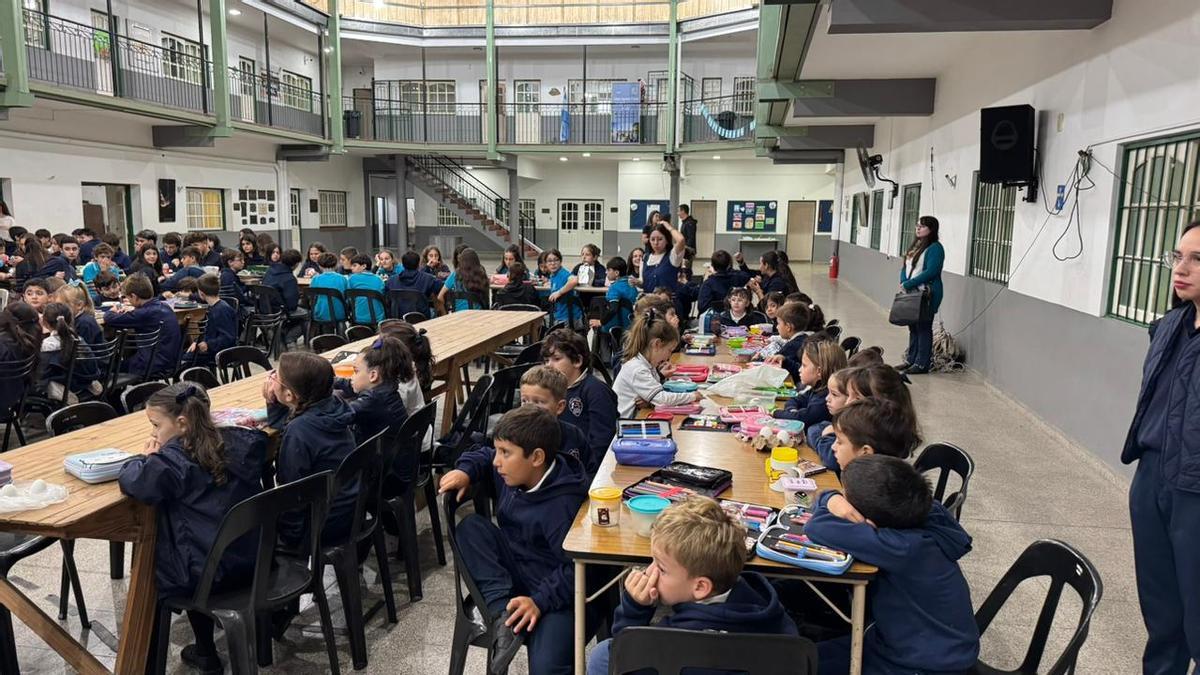 Los Güevos Pintos en el colegio Covadonga de Santa Fe