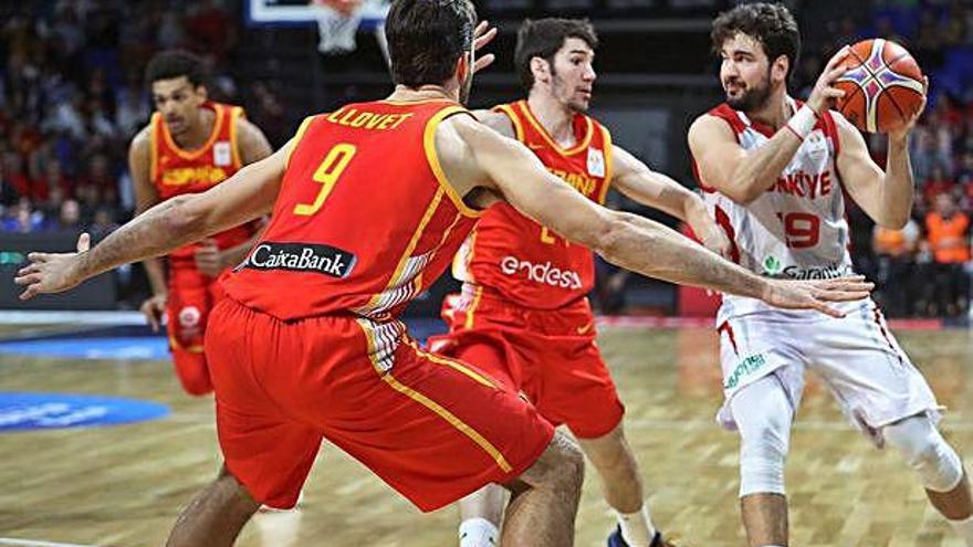 La defensa española intenta frenar una incursión del equipo turco.