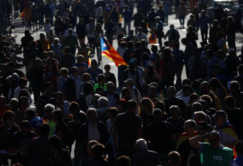 Centenars de persones es concentren als voltants del Parlament