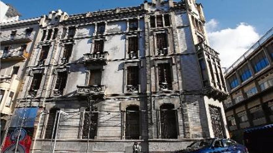 Les obres de l&#039;antic Banc d&#039;Espanya, a la plaça Marquès de Camps, estan aturades des de l&#039;any 2009.