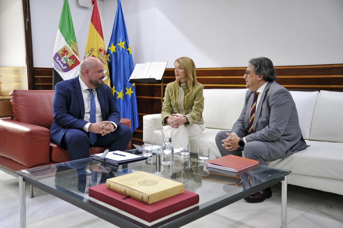 El presidente de la Asamblea de Extremadura, Manuel Naharro, se reúne con la portavoz y el presidente del Grupo Parlamentario Socialista, Piedad Álvarez y José María Vergeles, respectivamente