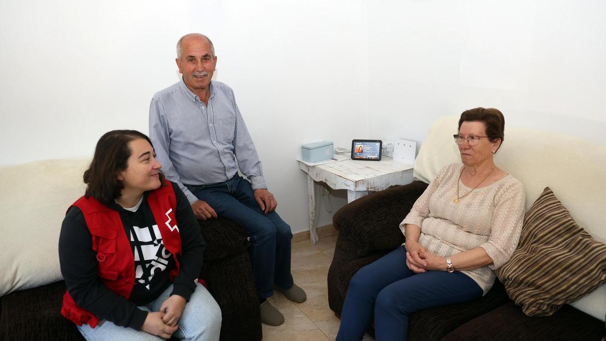 Laura Paz, de Cruz Roja,  Manuel Saborido y Aurora Calleja, con el asistente virtual en el centro de la imagen.