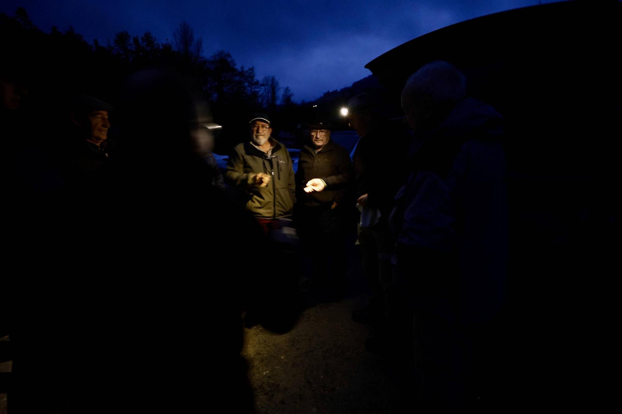 EN IMÁGENES: Más de 4.000 pescadores salen a los ríos asturianos en busca del campanu, el primer salmón de la temporada
