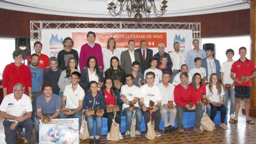 Foto de todos los premiados, con autoridades y organizadores, ayer en el Real Club Náutico de Vigo.