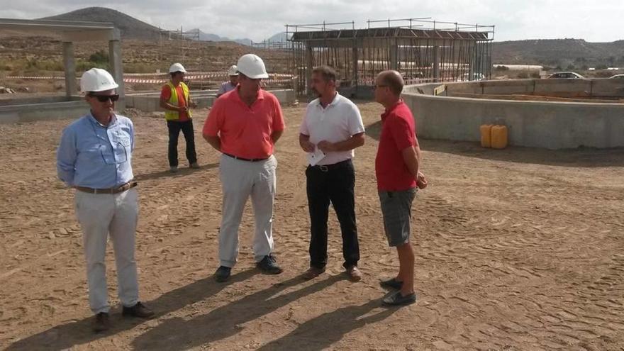 El director general del Agua, Andrés Martínez, que realizó ayer una visita a las obras acompañado por miembros de la Corporación Municipal