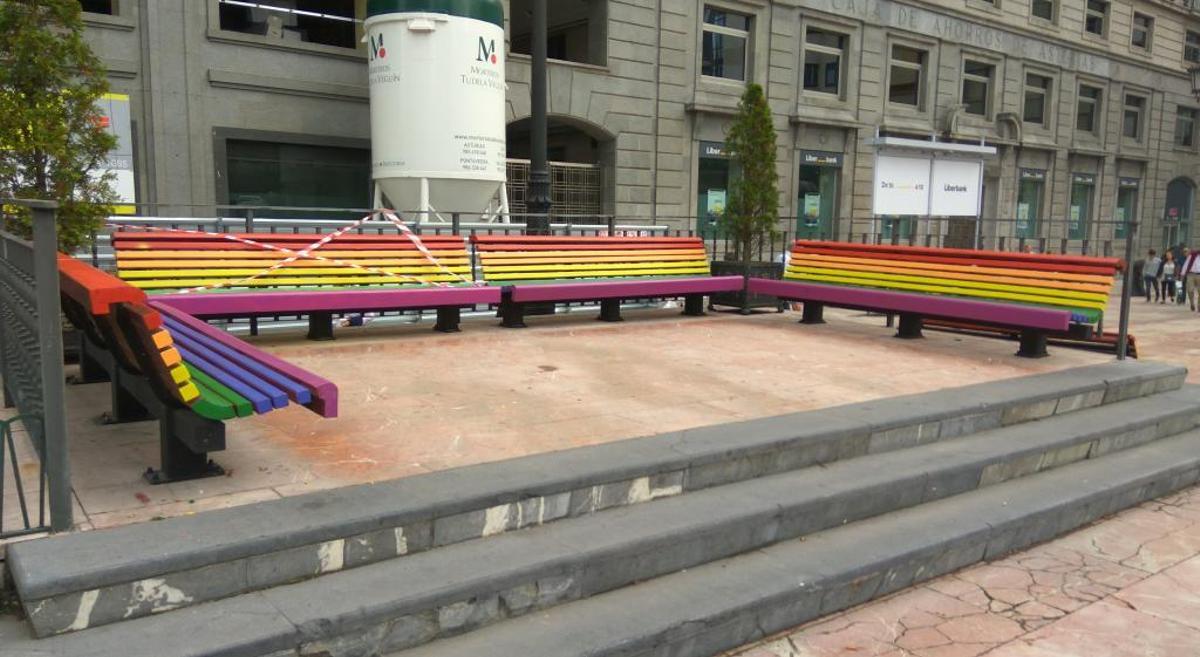 Oviedo vuelve a pintar con el arcoiris los bancos de la Plaza de La Escandalera