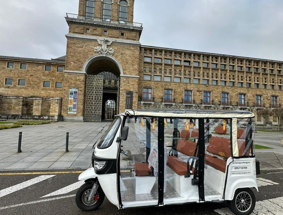 El primer tuktuk de Gijón, frente a la Laboral.  |