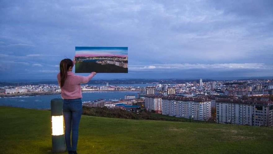 Irene Parga Todoroff con uno de sus cuadros en el monte de San Pedro.