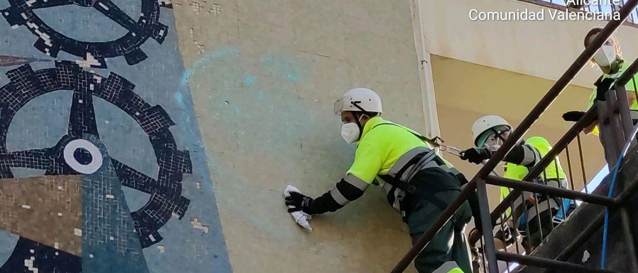 Benidorm limpia las pintadas del mural de Baeza mientras le busca una nueva ubicación