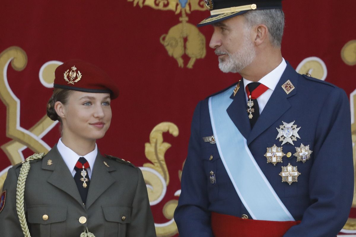 La princesa Leonor junto al rey Felipe VI en el Día de la Hispanidad de 2023