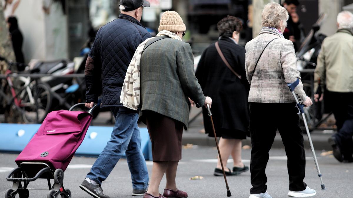 Varias personas mayores pasean por la calle, en una imagen de archivo.