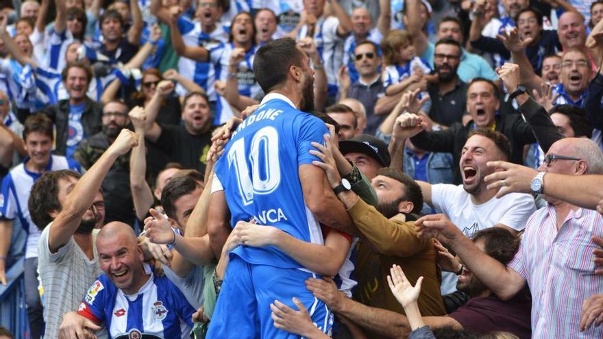 Andone celebra un gol en un partido de esta temporada // Arcay / Roller Agencia