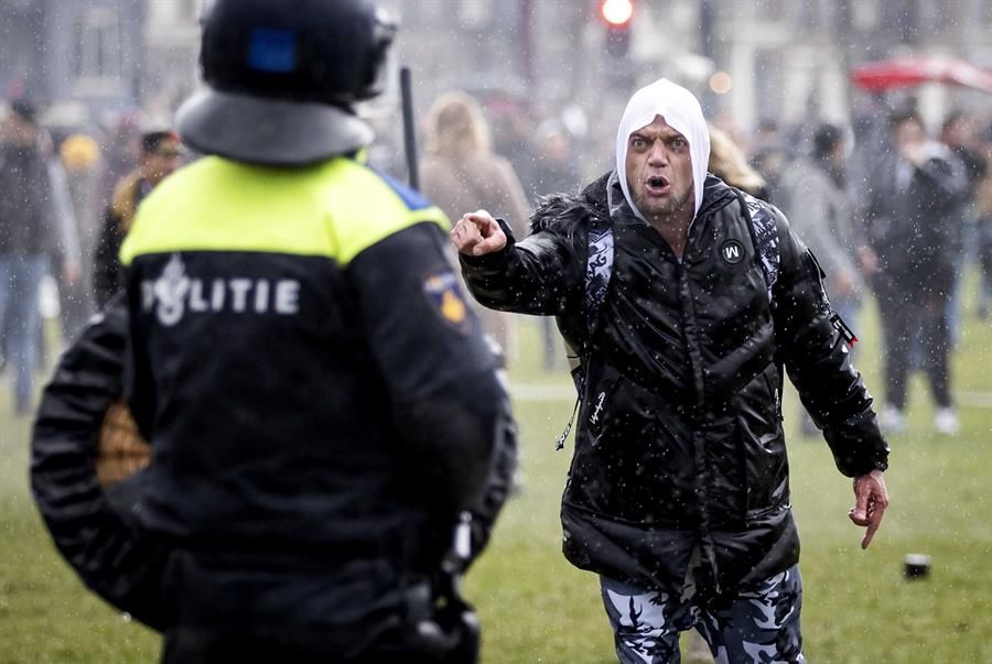 Un manifestante se encara con un agente durante el desalojo de la Plaza.