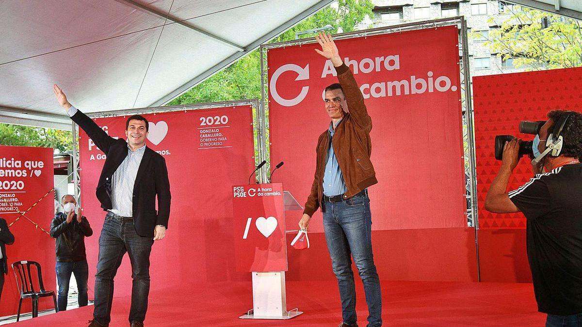 Pedro Sánchez, en su primer mitin de campaña, ayer, en el Jardín del Posío de Ourense, arropando a Gonzalo Caballero.