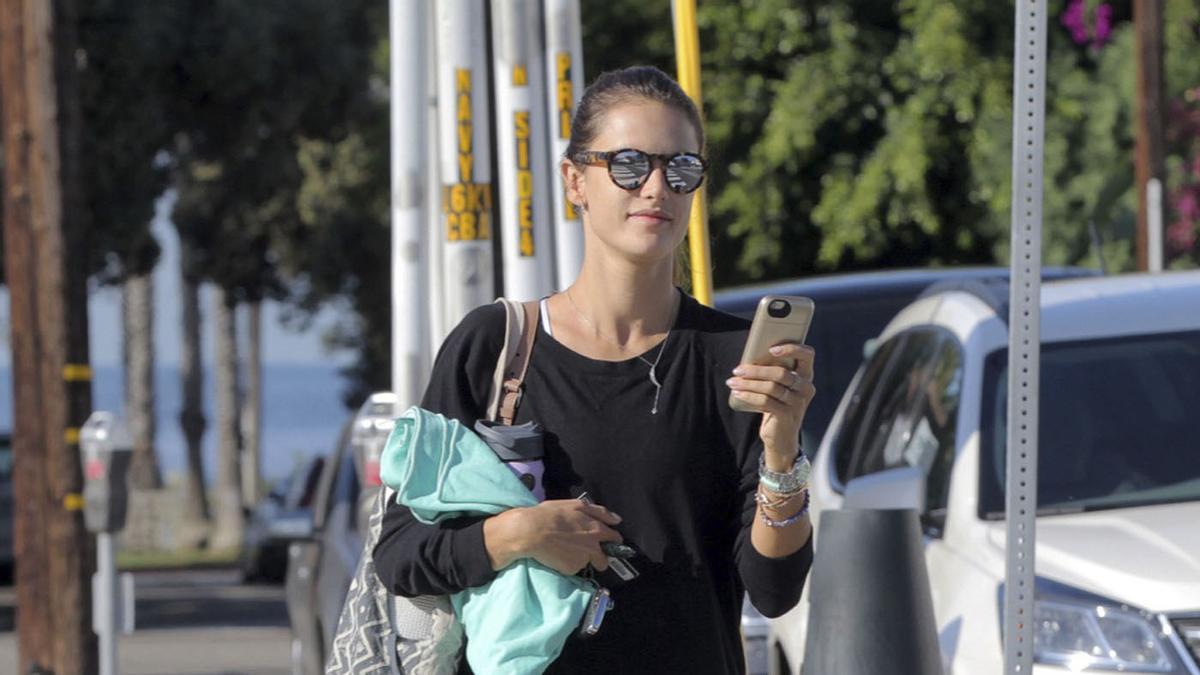 Alessandra Ambrosio saliendo del gym