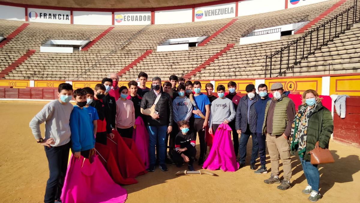 El exministro argentino, con los alumnos de la Escuela Taurina de Badajoz.
