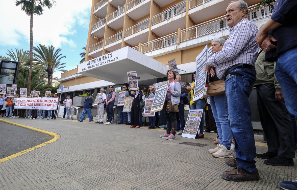 Protesta de asociaciones de vecinos ante el Ayuntamiento de Las Palmas de Gran Canaria