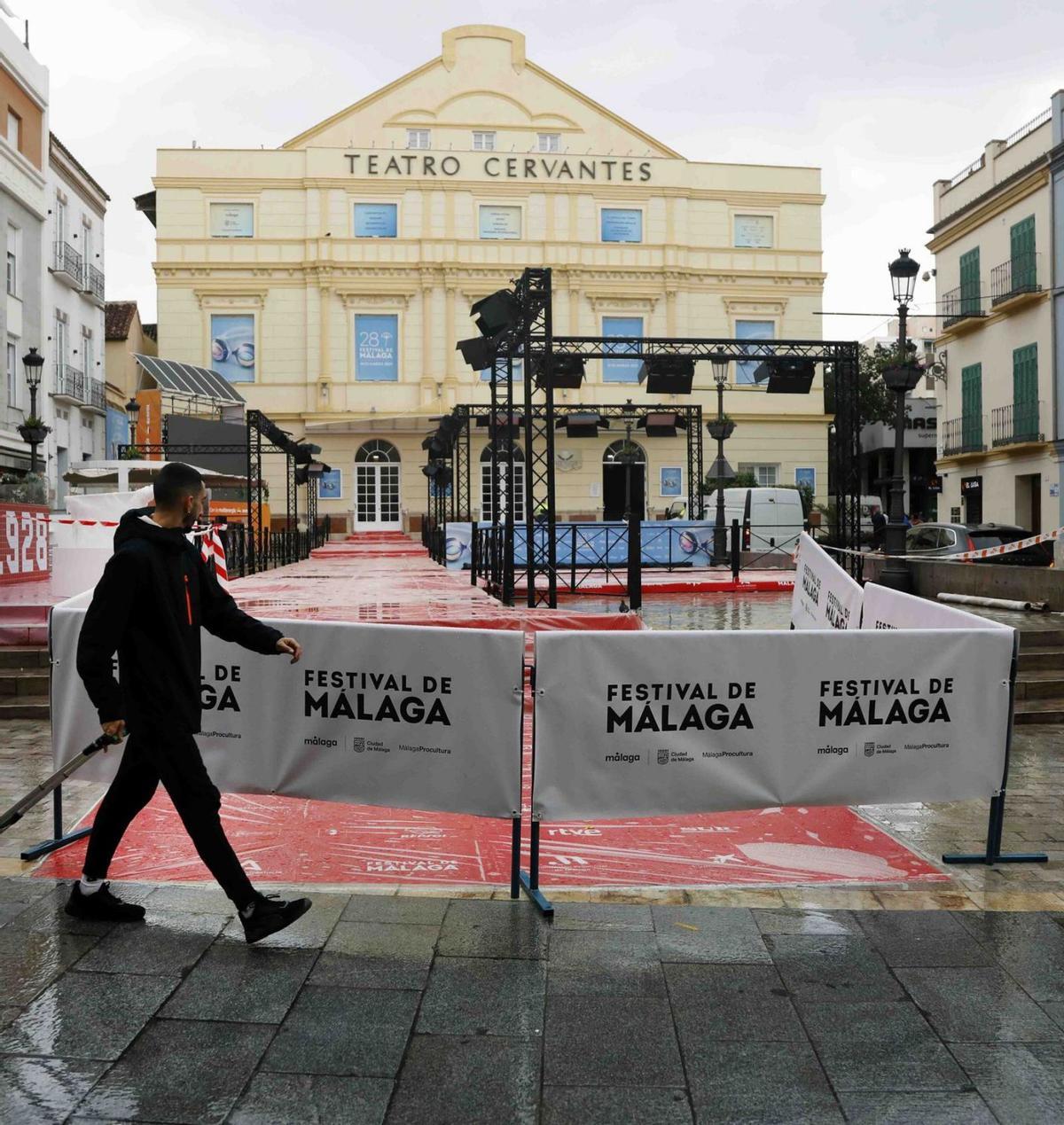 La alfombra roja del Teatro Cervantes, resguardada de la lluvia.