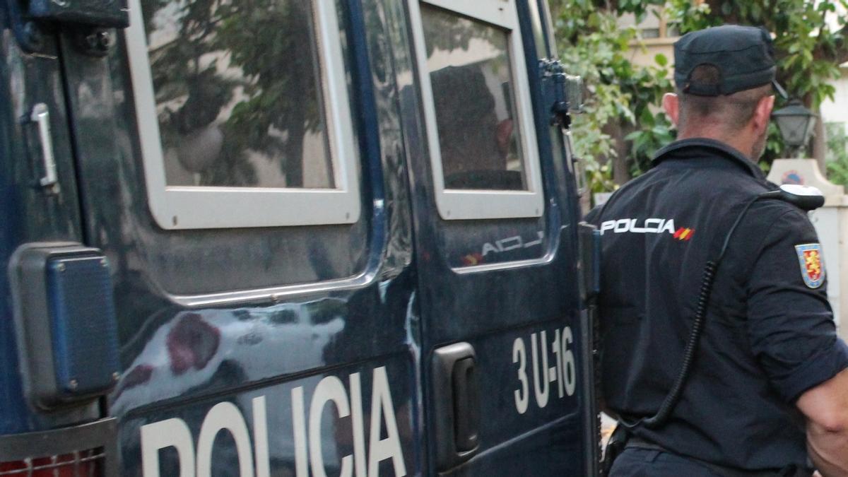 Maltrata a su pareja y abusa de su hijastra menor de edad