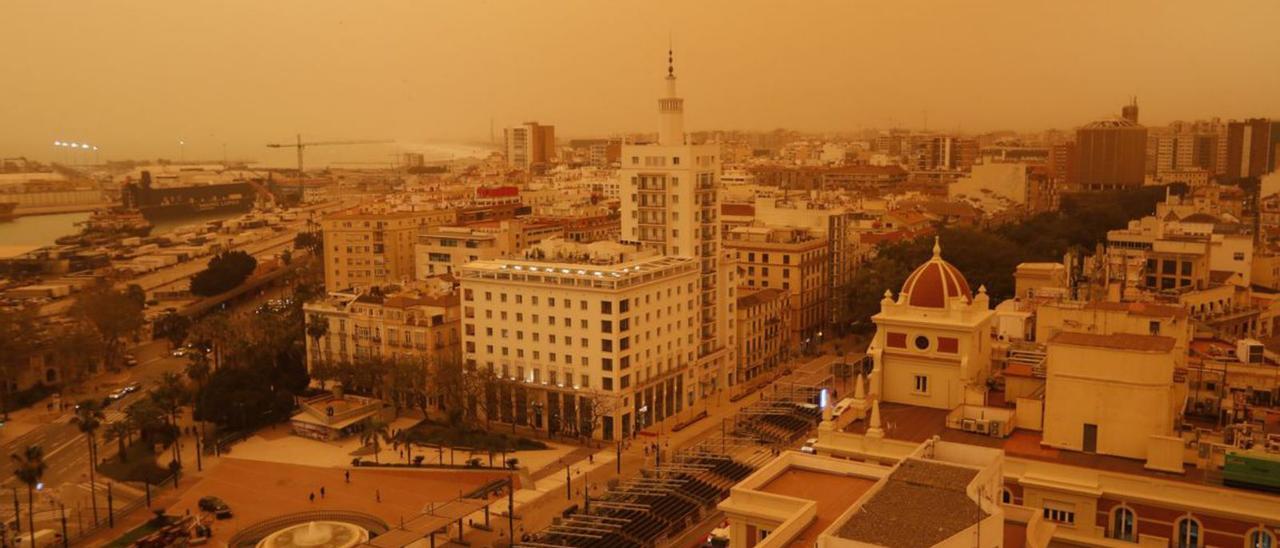 Málaga cubierta de ocre por culpa de la calima este jueves.