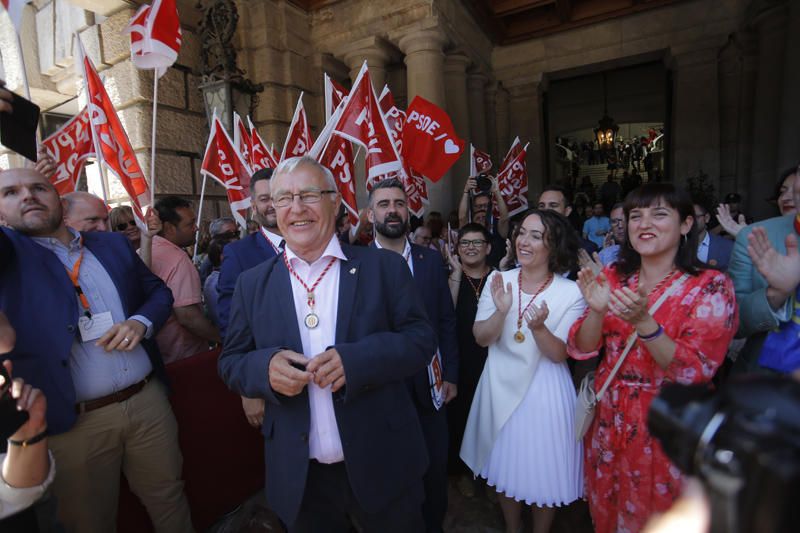 Baño de masas de Ribó y Gómez tras la constitución del ayuntamiento