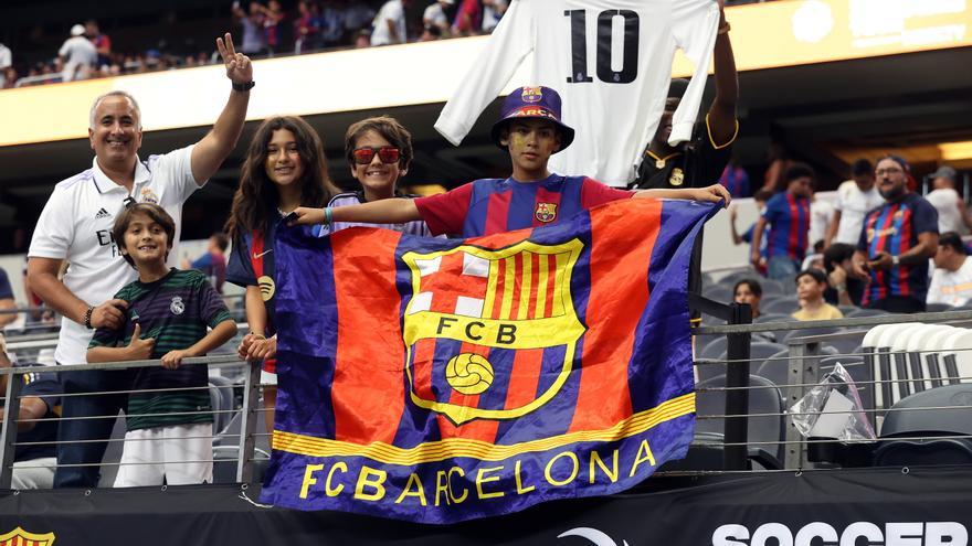 Aficionats del Barça i del Reial Madrid a les grades de l'estadi de Dallas