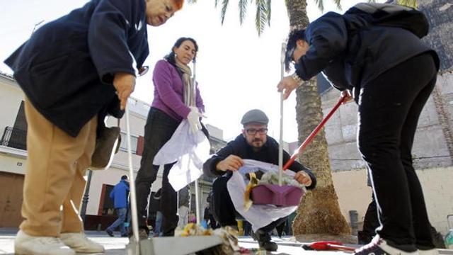 Medio centenar de vecinos del Cabanyal-Canyamelar, entre ellos varios niños, han salido hoy a la calle con escobas, recogedores y bolsas de basura para limpiar el barrio, y protestar por el "deficiente" servicio que, a su juicio, presta el Ayuntamiento de Valencia en esta zona.