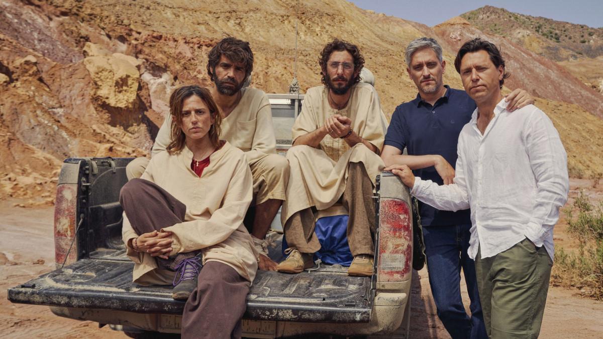 Los actores y los creadores de 'Todo lo necesario'.
