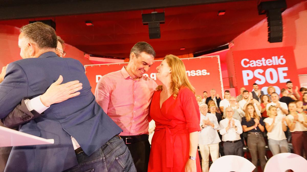 Pedro Sánchez y Amparo Marco, en el mitin celebrado el 9 de mayo pasado, mientras Puig y Simó se abrazan