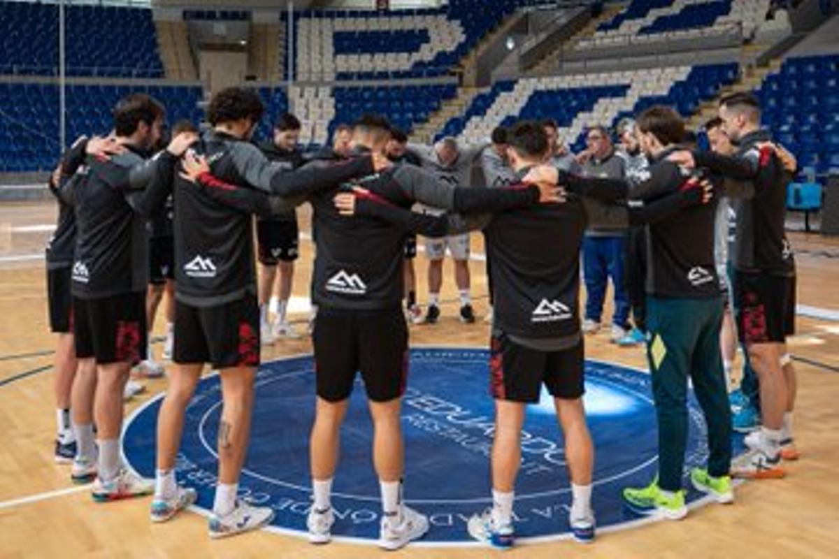Los jugadores y el cuerpo técnico del Palma Futsal se abrazan en Son Moix en memoria de Miquel Jaume.
