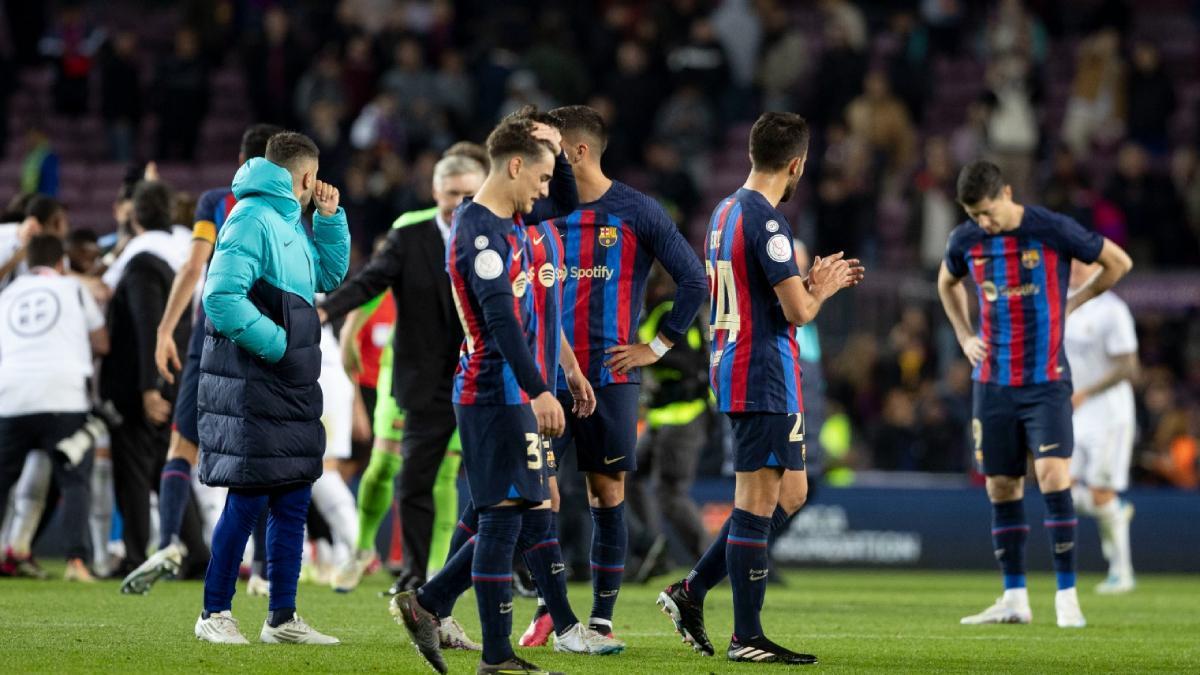 Caras de decepción de los jugadores del Barça al final del partido