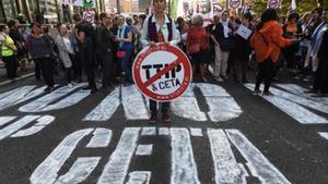 Una mujer sostiene una señal contra el CETA en una protesta en Bruselas el pasado mes de septiembre.