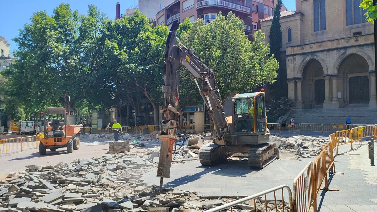 Una altra imatge dels treballs per aixecar el paviment de la cèntrica plaça manresana