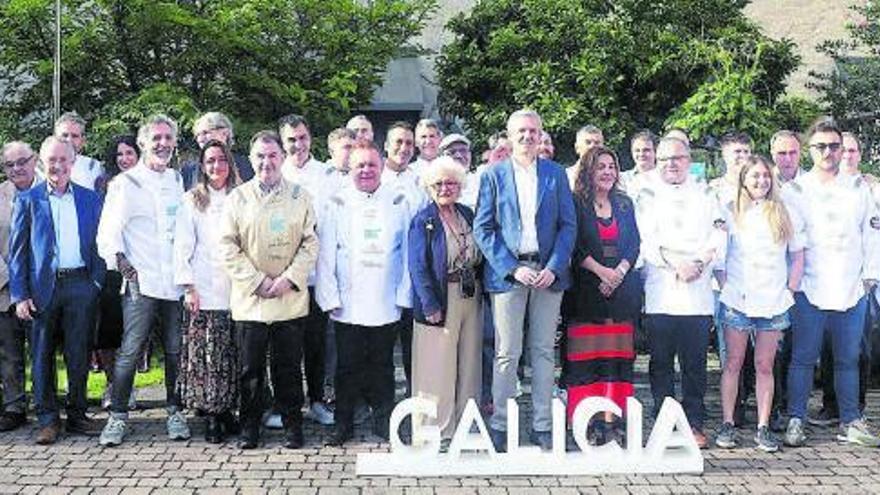 Alfonso Rueda, en el centro, con los chefs que participan en esta edición de ‘Estrelas no Camiño de Santiago’. // Xoán Álvarez