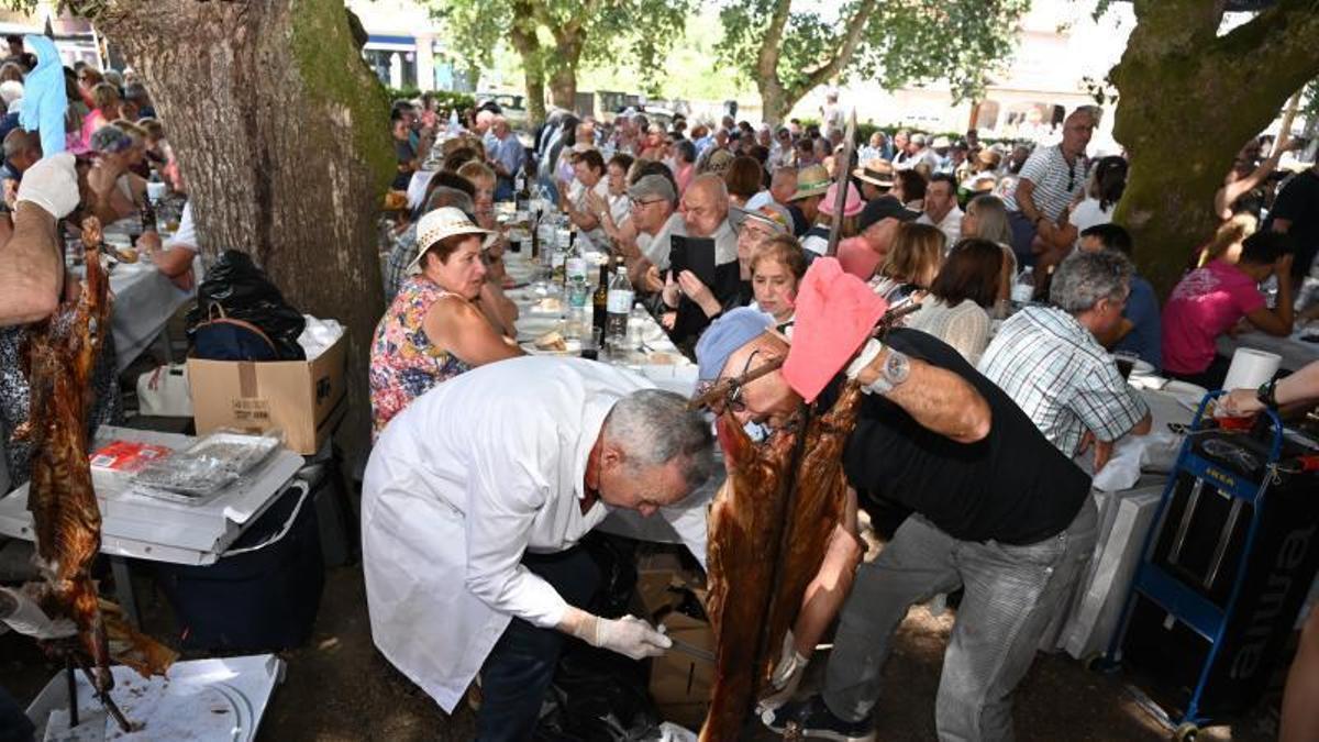 A Carballeira de Santa Lucía, ateigada de comensais.