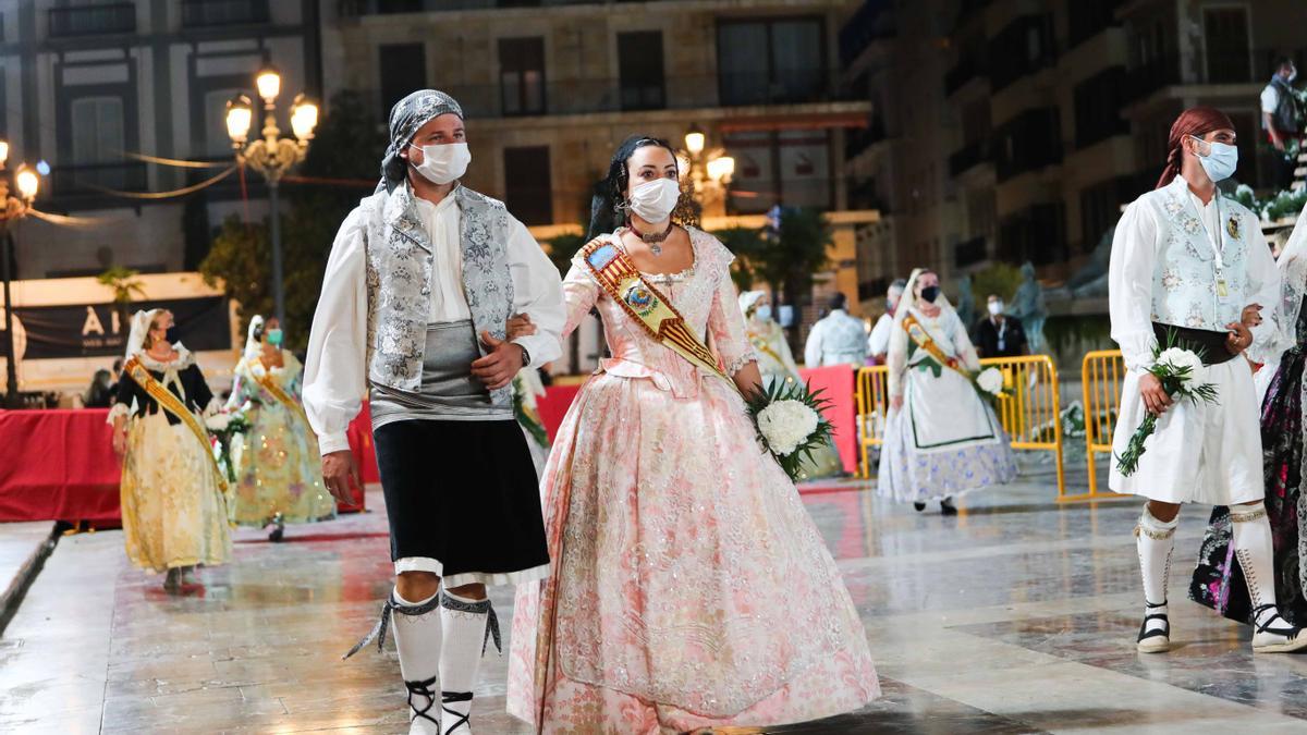 Búscate en el primer día de la ofrenda por la Calle Caballeros de las 21:00 a las 22:00