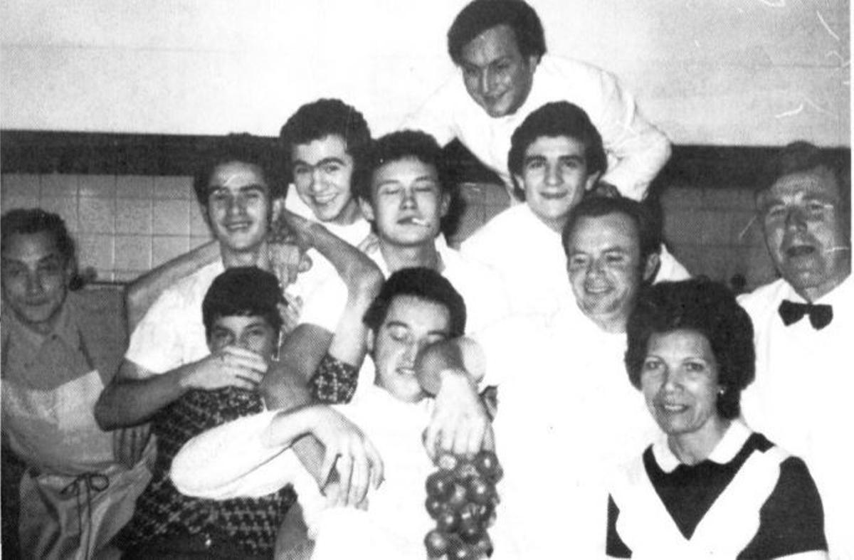 Ein Foto von einer Silvesterfeier im Jahr 1974: In der Mitte steht Guillermo, mit einer Zigarette im Mund.