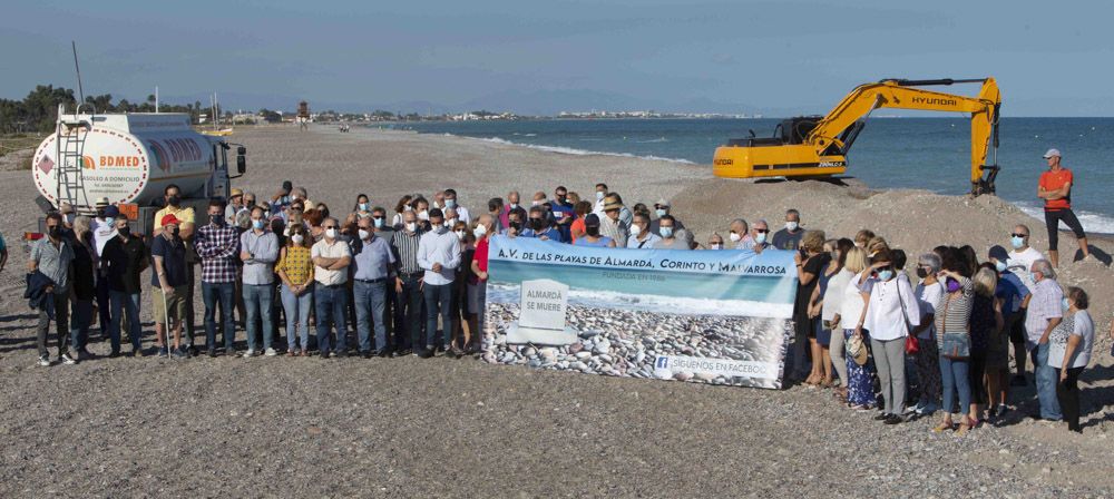 Vecinos de Sagunt protestan, por la falta de criba en el trasvase de piedra, de la playa a Almenara