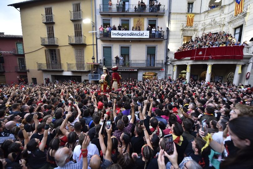 Berga inicia el passacarrers del vespre de Patum enmig d'una gran cridòria