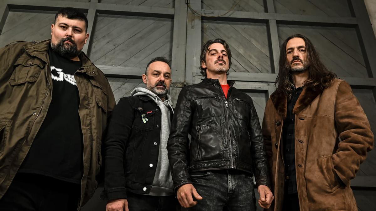 Los componentes de la banda asturiana de rock "Crudo".