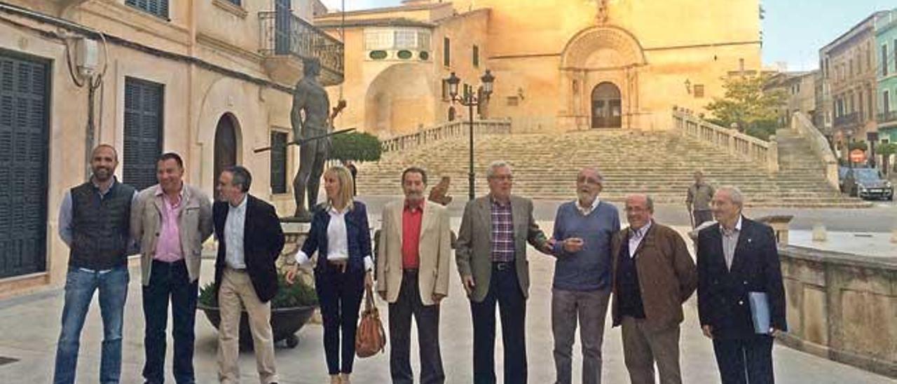 Alcaldes democráticos ante la iglesia parroquial.