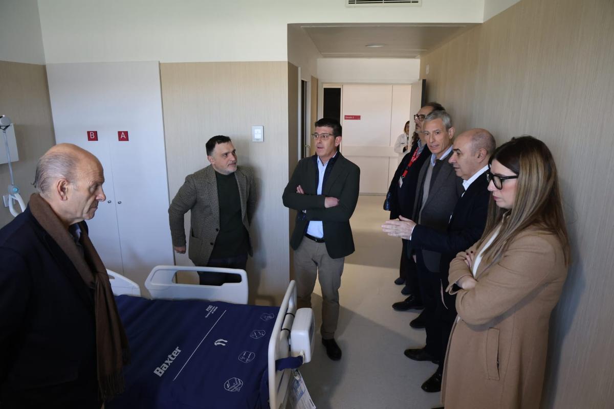 Visita del director de Gestión Económica, Pedro López, al nuevo hospital de Ontinyent, junto al alcalde.