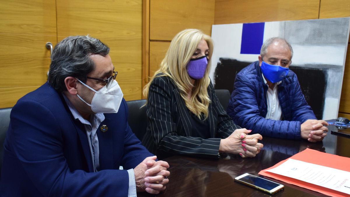 El presidente de la asociación de Amigos del Camino de Santiago -Siero Jacobeo-, Mario Alonso, y el vicepresidente de la Asociación, José Ramón Arias, con la edil Aurora Cienfuegos.