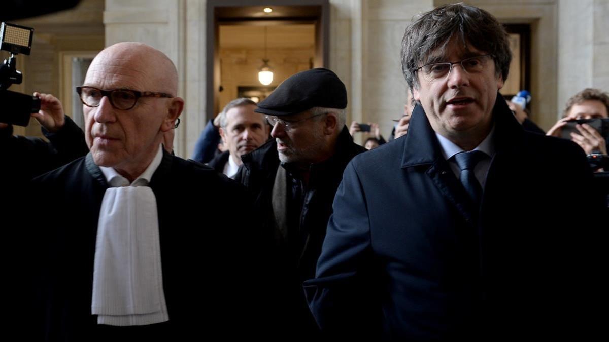 Puigdemont entrando a los  juzgados de Bruselas