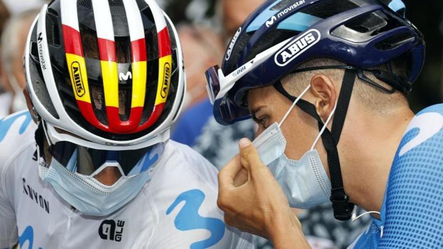 Alejandro Valverde, con mascarilla, antes del inicio de la prueba