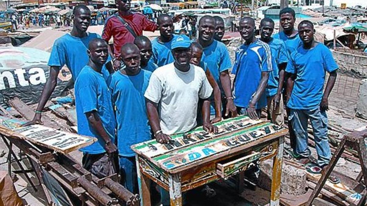 El equipo de carpinteros que recicla las embarcaciones.