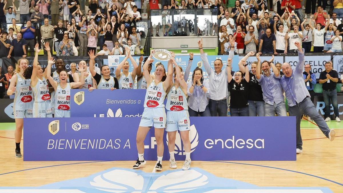 Las jugadoras del Celta celebran el ascenso.