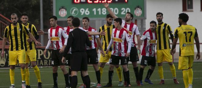 Lanzamiento de una falta durante el partido.