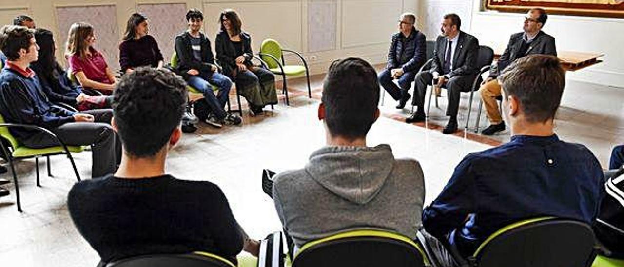 Los alumnos de Bachillerato durante su encuentro con el rector y los vicerrectores de Estudiantes y de Investigación.