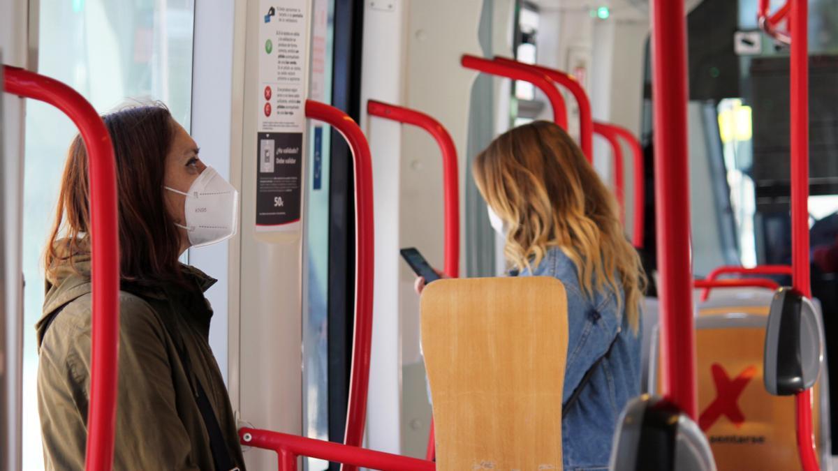 Dos usuarias del servicio de los Tranvías de Zaragoza. 